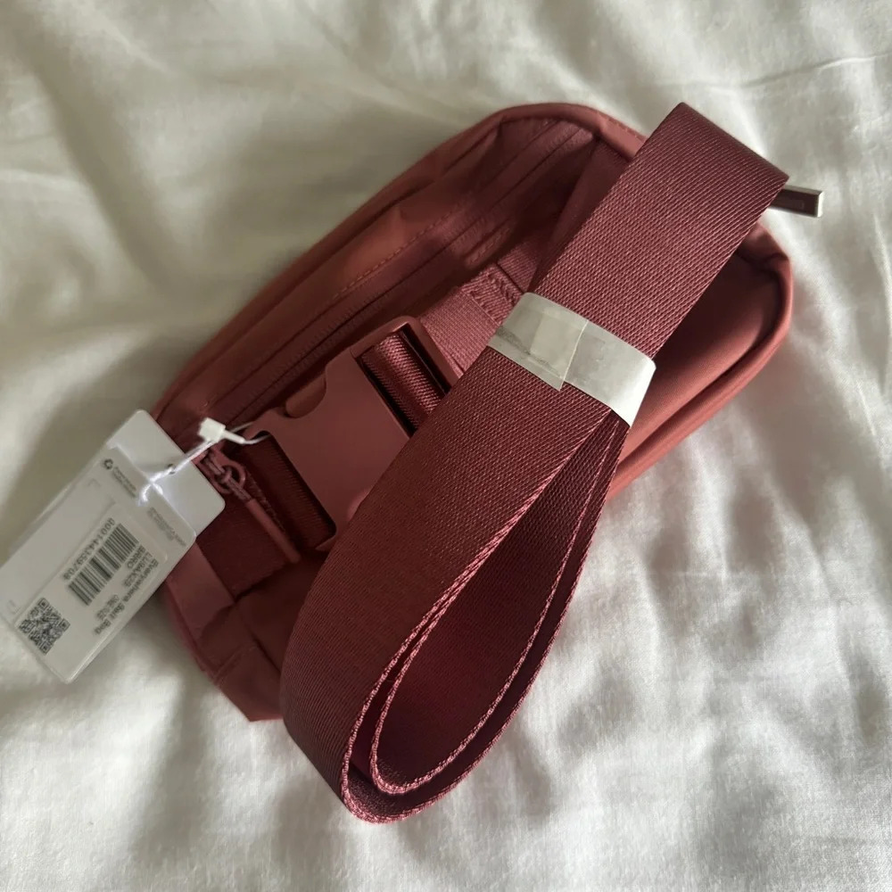 ππ©· Lululemon Everywhere Belt Bag Brier Rose - Picture 5 of 7